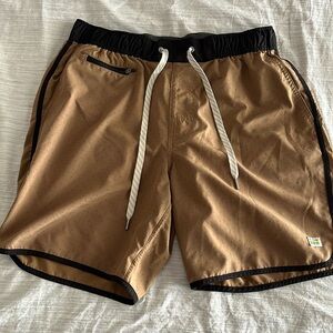 Vuori like new! Size medium brown micro dot short
